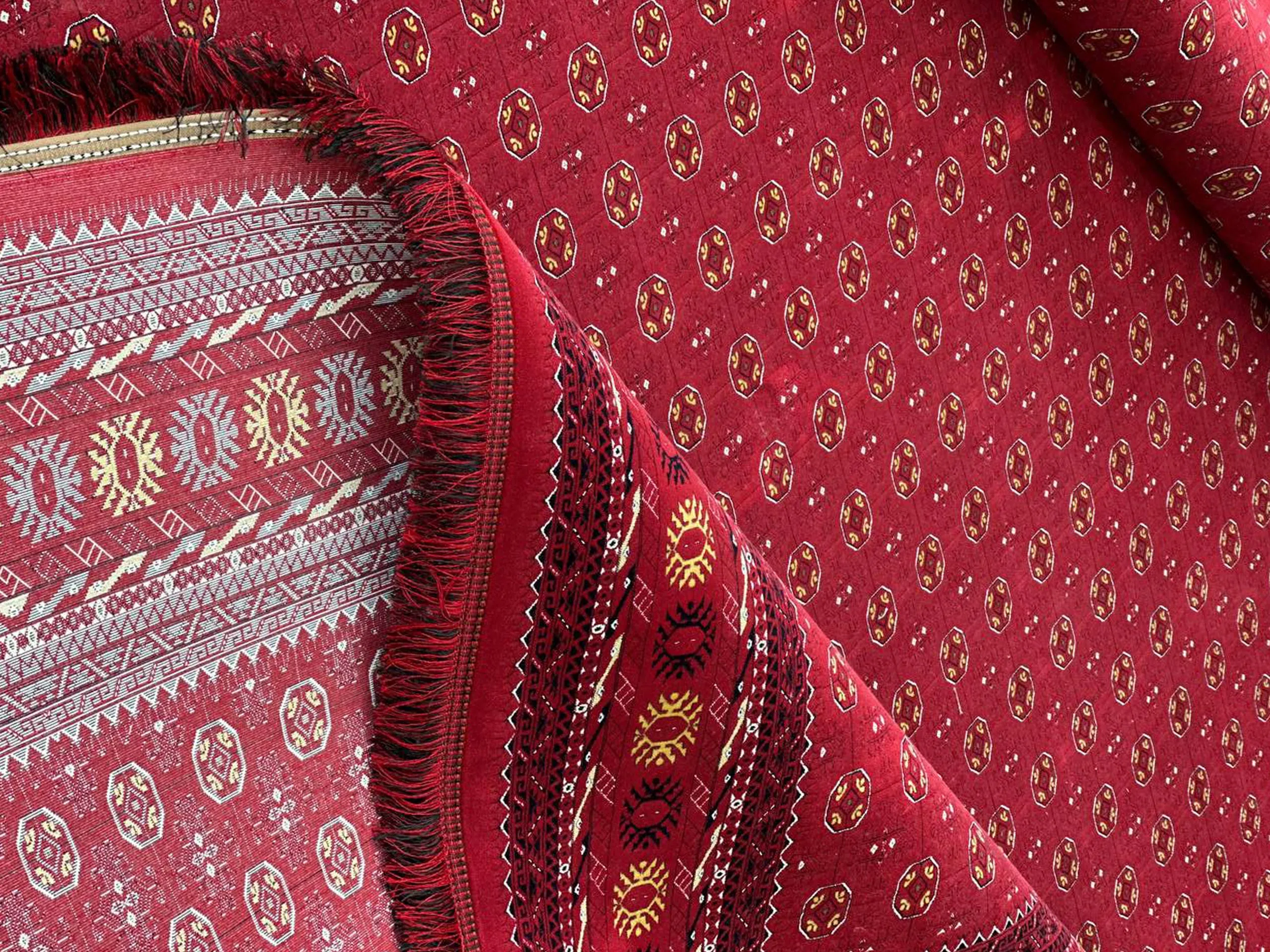 فرش قرمز مدرن؛ انتخابی جسورانه برای دکوراسیون‌های امروزی