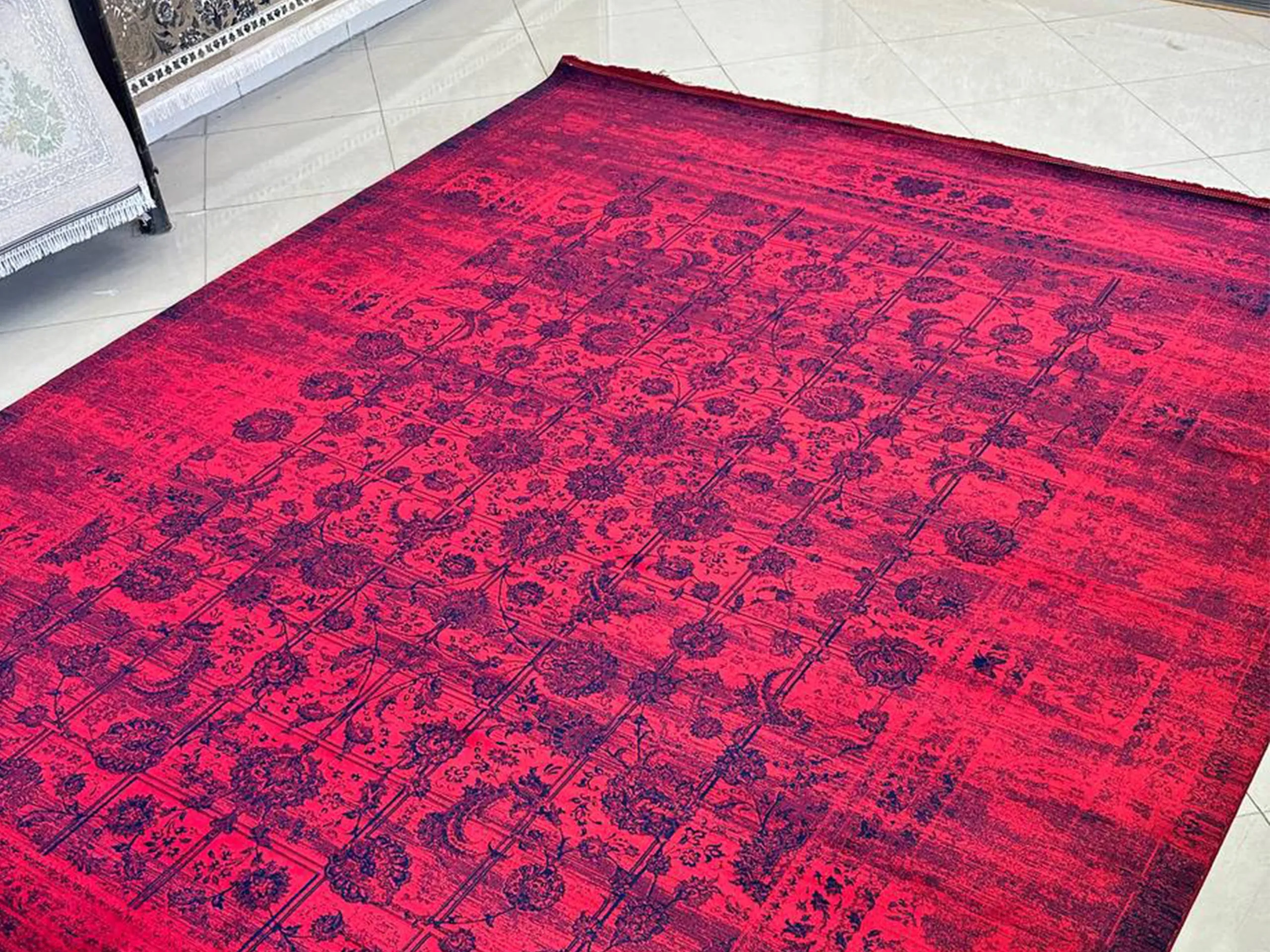 فرش قرمز از کجا بخرم؟ (نکات طلایی پیش از خرید فرش لاکی) 3 نکات طلایی پیش از خرید فرش قرمز