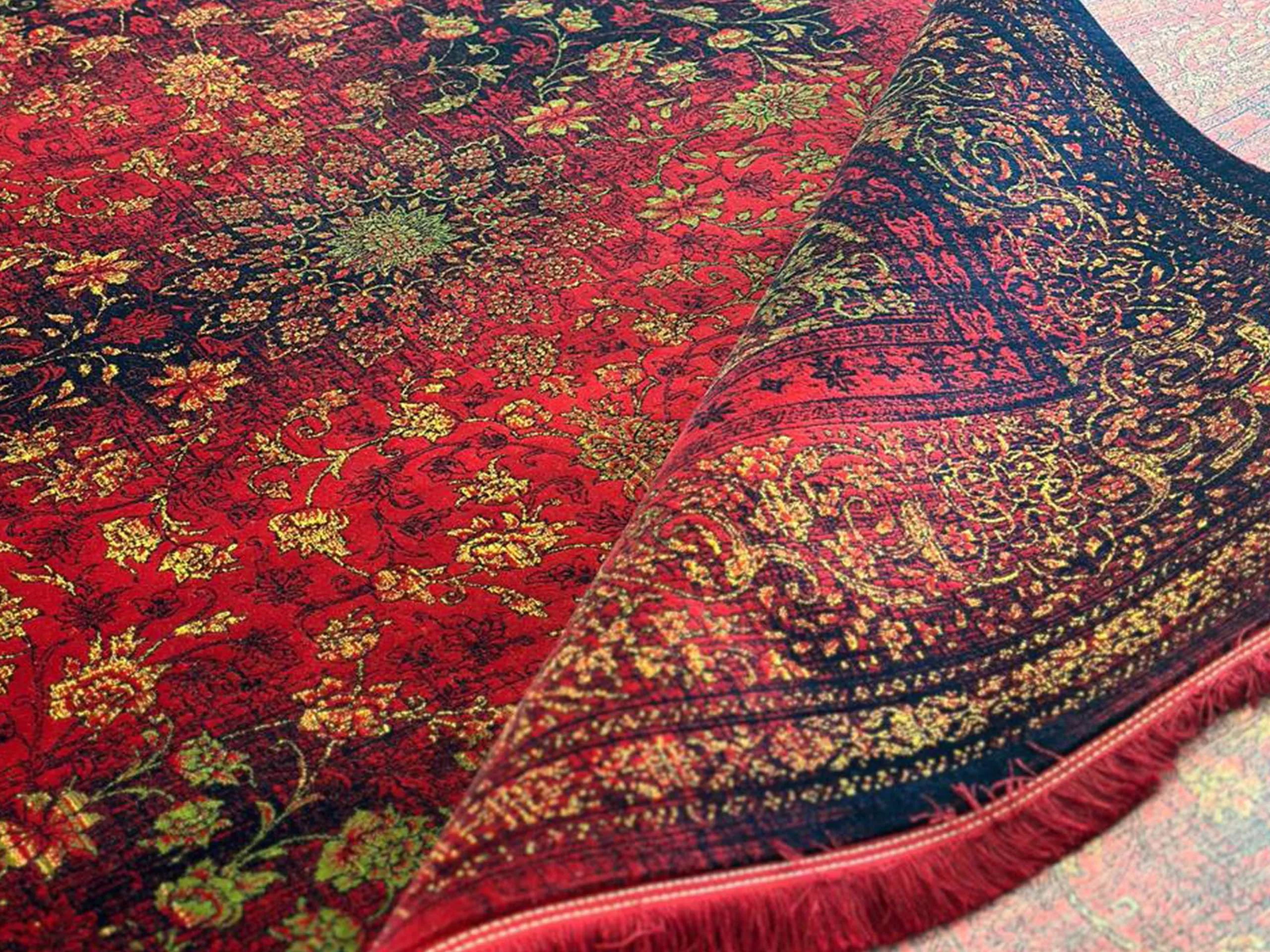 فرش قرمز از کجا بخرم؟ (نکات طلایی پیش از خرید فرش لاکی) 2 انواع فرش قرمز؛ از طرح سنتی تا مدلهای مدرن