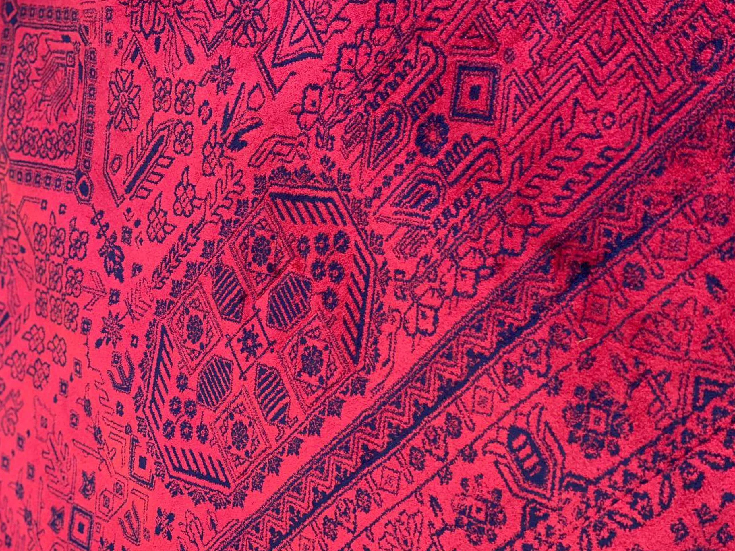 ست کردن فرش قرمز با مبل، پرده و سایر اجزای دکوراسیون 28 فرش قرمز با چه پرده ای ست میشود؟