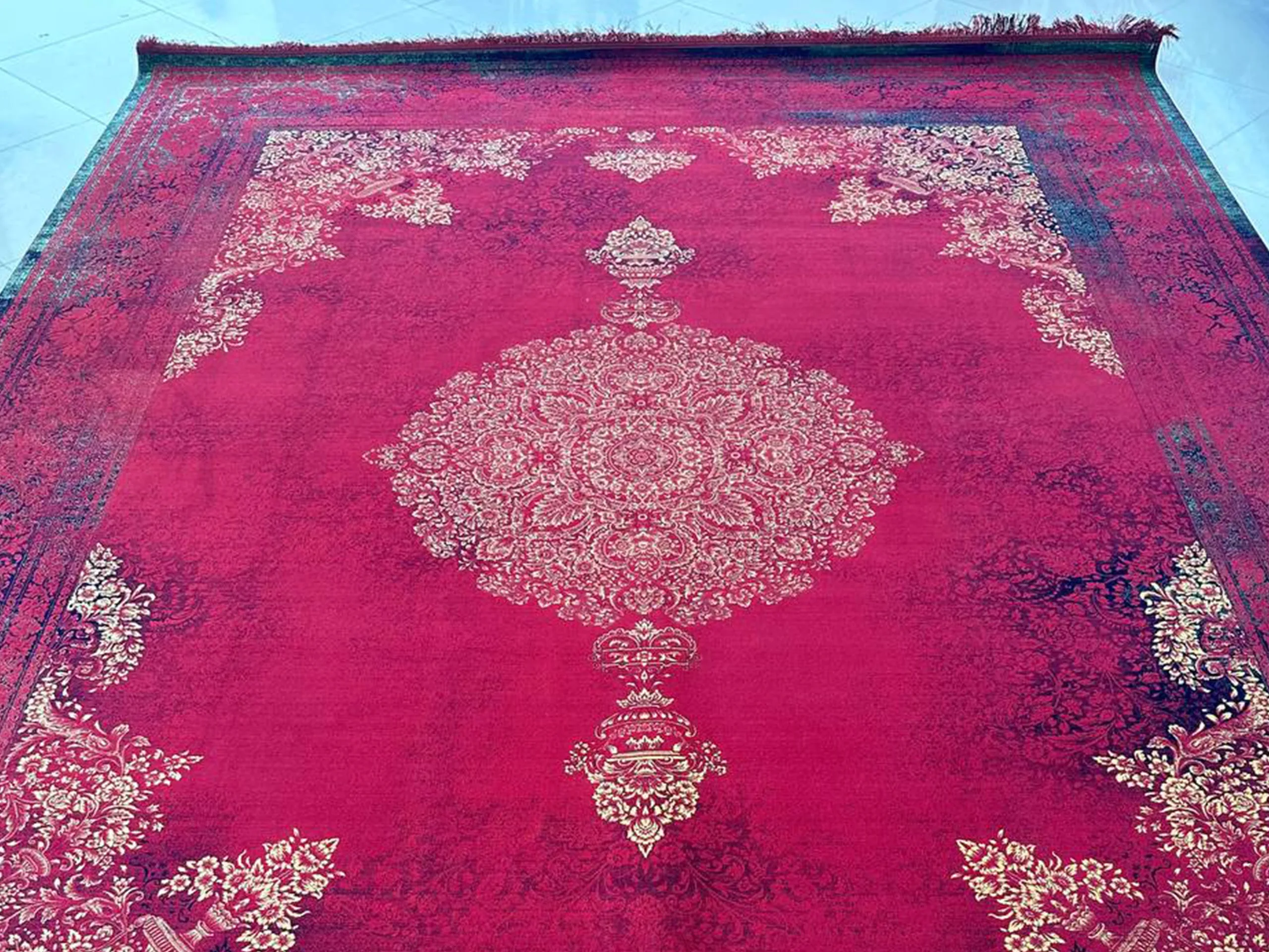 ست کردن فرش قرمز با مبل، پرده و سایر اجزای دکوراسیون 2 فرش قرمز چیست؛ معنی فرش قرمز چیست؟